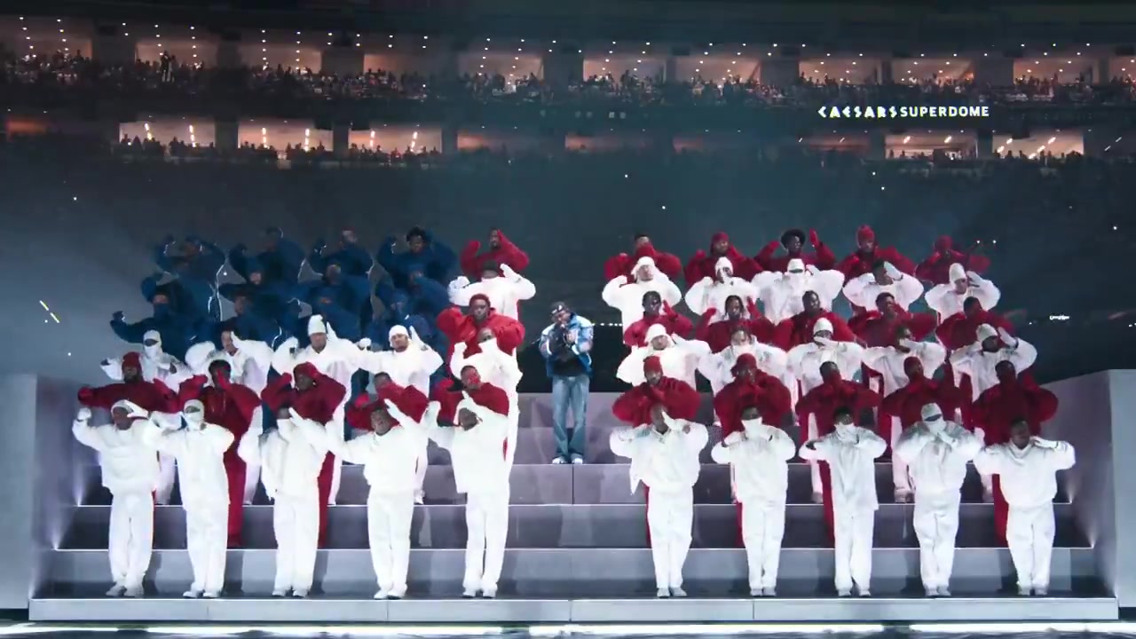 嘻哈天王！肯德里克-拉马尔带来超级碗中场秀，演唱了NOT LIKE US