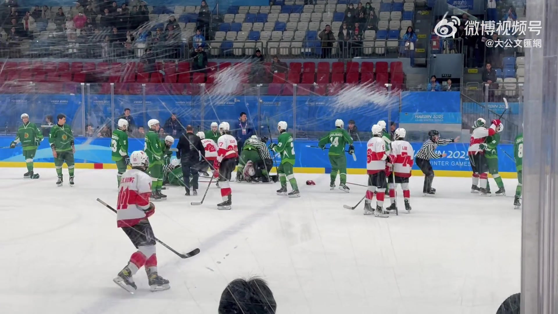 欺人太甚😡土库曼斯坦赛后围殴中国香港球员，观众大骂SB+狂嘘