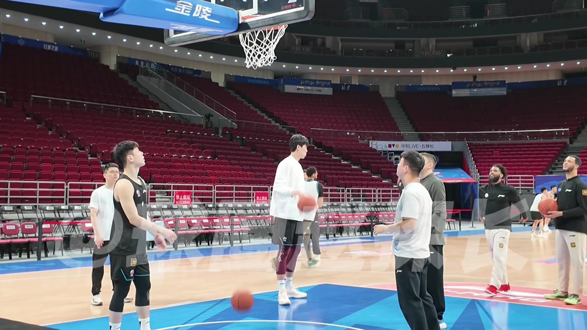 心情不错😁杨瀚森参加赛前投篮训练 与鲍威尔&米奇有说有笑