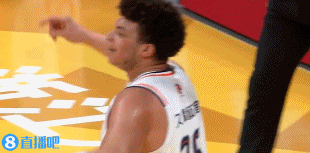 洛夫顿逼抢被吹犯规开始抱怨裁判 又吃了个T