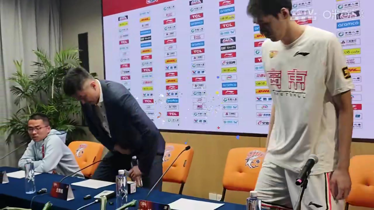 最后时刻发球罚球困扰中国球员？杜锋：这是CBA 下次问下郭导