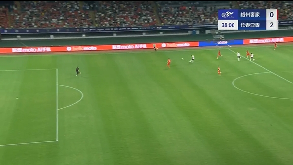 半场-谭龙中场吊射破门奥莫伊胡安弗建功 长春亚泰2-0梅州客家